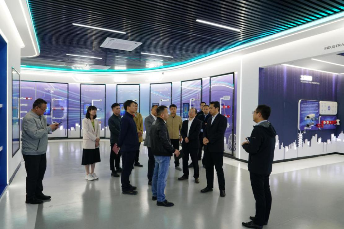 安徽省數(shù)據(jù)資源管理局黨組成員、副局長 王愛學(xué)一行調(diào)研依愛消防